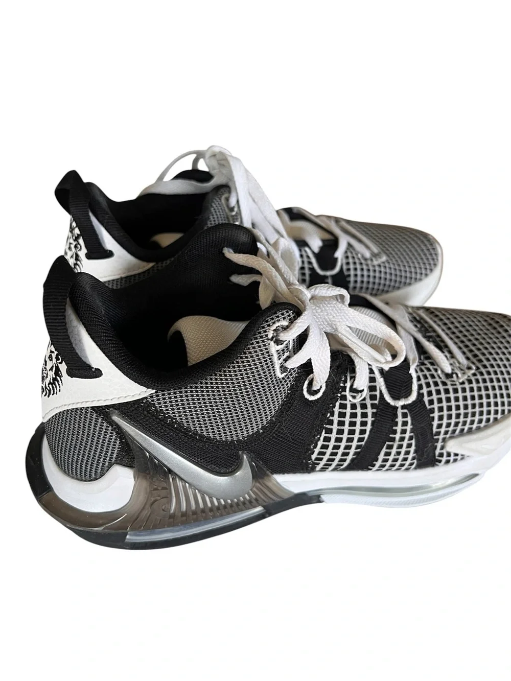 Nike Men’s Lebron Witness 7 Basketball Shoes Size - 7.5  White Silver Black